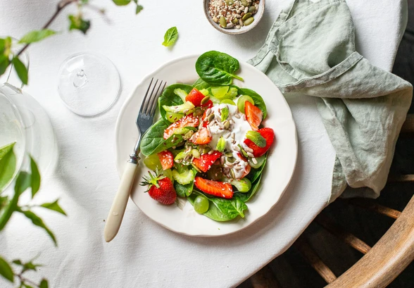 Рецепт «Салат из&nbsp;клубники с&nbsp;йогуртом»