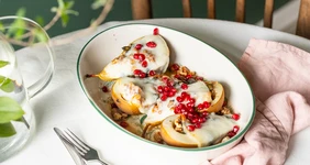 Запечённые груши с&nbsp;козьим сыром и&nbsp;орехами