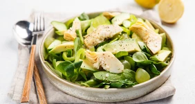 Зелёный салат с&nbsp;артишоками и&nbsp;авокадо