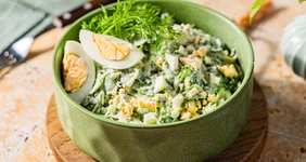 Салат со щавелем и&nbsp;огурцами