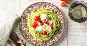 Гнёзда из&nbsp;цукини с&nbsp;перепелиными яйцами и&nbsp;черри