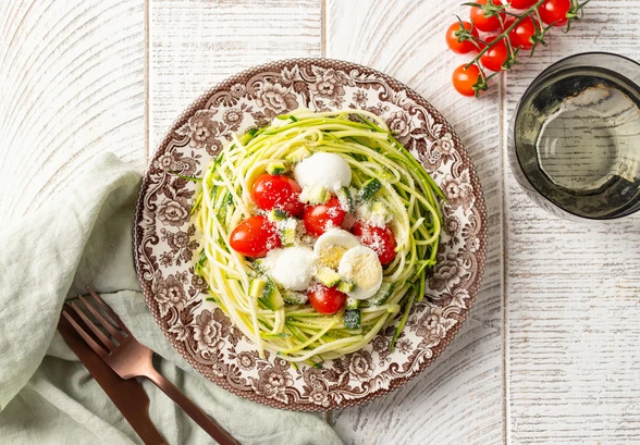 Рецепт «Гнёзда из&nbsp;цукини с&nbsp;перепелиными яйцами и&nbsp;черри»