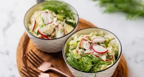 Салат с&nbsp;редисом, молодой капустой и&nbsp;огурцом