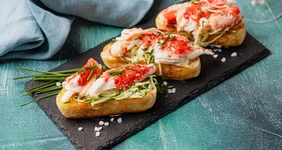 Брускетта с&nbsp;крабом