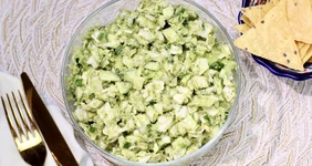 «Божественный» салат из&nbsp;капусты и&nbsp;огурцов