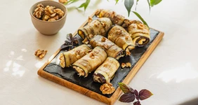 Рулетики из&nbsp;баклажанов с&nbsp;сыром и&nbsp;чесноком