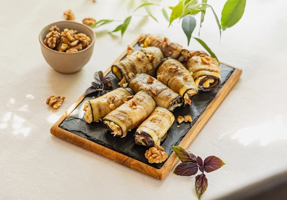 Рецепт «Рулетики из&nbsp;баклажанов с&nbsp;сыром и&nbsp;чесноком»