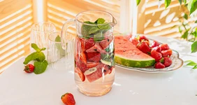 Лимонад с&nbsp;арбузом и&nbsp;клубникой