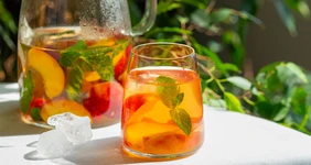 Холодный чай с&nbsp;персиками и&nbsp;малиной