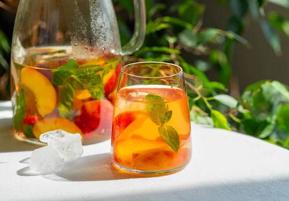 Рецепт «Холодный чай с&nbsp;персиками и&nbsp;малиной»