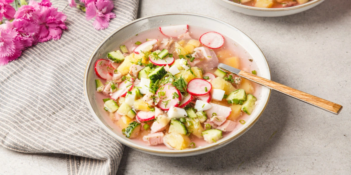 6 рецептов окрошки: классическая, на&nbsp;квасе и&nbsp;кефире, веганская и&nbsp;не только