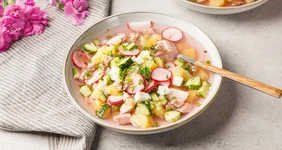 6 рецептов окрошки: классическая, на&nbsp;квасе и&nbsp;кефире, веганская и&nbsp;не только