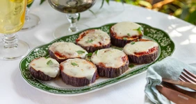 Баклажаны, запечённые с&nbsp;моцареллой и&nbsp;томатным соусом