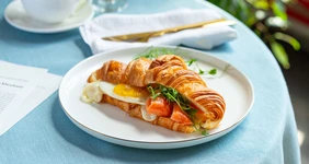 Сэндвич-круассан с&nbsp;яйцом, форелью и&nbsp;сулугуни