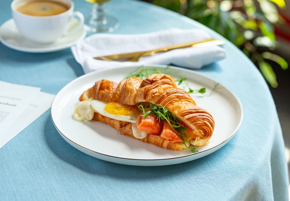 Рецепт «Сэндвич-круассан с&nbsp;яйцом, форелью и&nbsp;сулугуни»