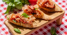 Брускетта с&nbsp;томатами и&nbsp;хамоном