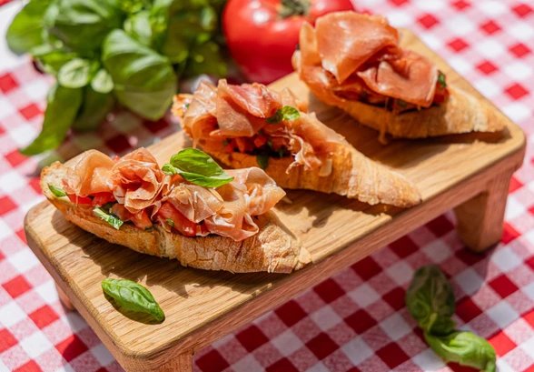 Рецепт «Брускетта с&nbsp;томатами и&nbsp;хамоном»