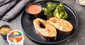 Форель, запечённая с&nbsp;брокколи с&nbsp;соусом из&nbsp;сорбета