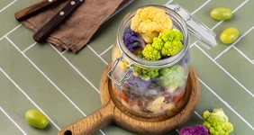 Стейк с&nbsp;картофелем, овощами и&nbsp;брусничным соусом в&nbsp;банке