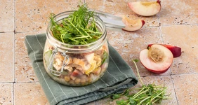 Салат с&nbsp;копчёной курицей, булгуром и&nbsp;нутом