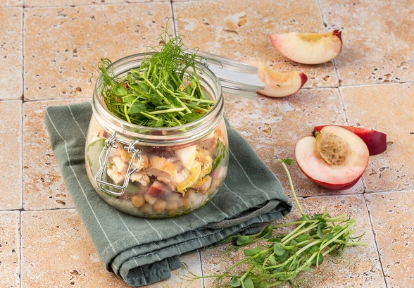 Рецепт «Салат с&nbsp;копчёной курицей, булгуром и&nbsp;нутом»