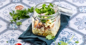 Салат из&nbsp;курицы и&nbsp;кукурузы с&nbsp;овощами