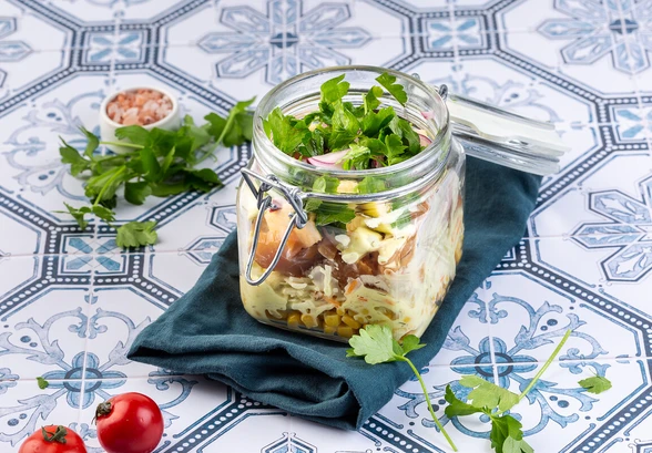 Рецепт «Салат из&nbsp;курицы и&nbsp;кукурузы с&nbsp;овощами»