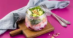 Салат с&nbsp;горбушей, рисом и&nbsp;свёклой