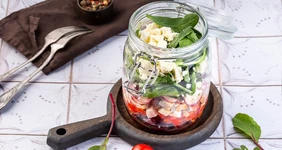 Салат с&nbsp;бужениной, красной фасолью и&nbsp;брынзой