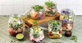 Удобный перекус: рецепты салатов в&nbsp;банках — с&nbsp;курицей, рыбой и&nbsp;мясом, а также овощные