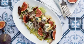 Салат с&nbsp;ростбифом и&nbsp;инжиром