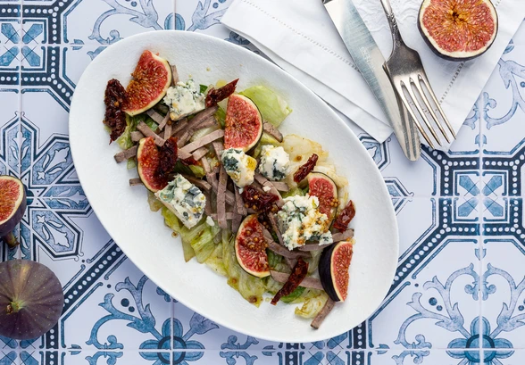 Рецепт «Салат с&nbsp;ростбифом и&nbsp;инжиром»