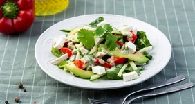 Салат с&nbsp;курицей и&nbsp;печёным перцем