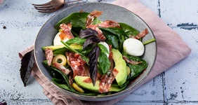 Салат с&nbsp;колбасой салями и&nbsp;сыром