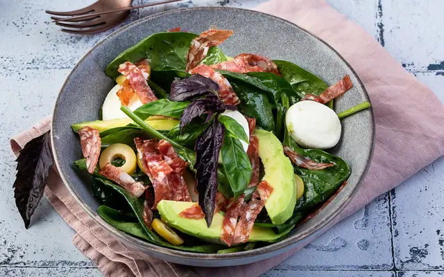 Салат с&nbsp;колбасой салями и&nbsp;сыром