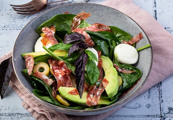 Рецепт «Салат с&nbsp;колбасой салями и&nbsp;сыром»