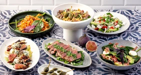 Когда хочется сытного: рецепты салатов с&nbsp;мясом и&nbsp;птицей