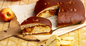 Простой пирог с&nbsp;тыквой и&nbsp;яблоками