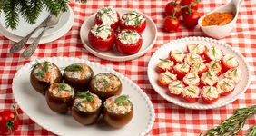 Фаршированные помидоры: простые рецепты для&nbsp;горячих и&nbsp;холодных закусок