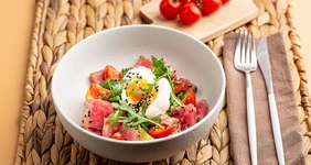 Нисуаз с&nbsp;тунцом, обжаренным в&nbsp;кунжуте