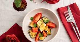 Салат из&nbsp;хрустящих баклажанов с&nbsp;томатами