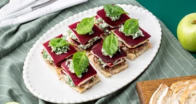 Башенки из&nbsp;свеклы с&nbsp;сельдью