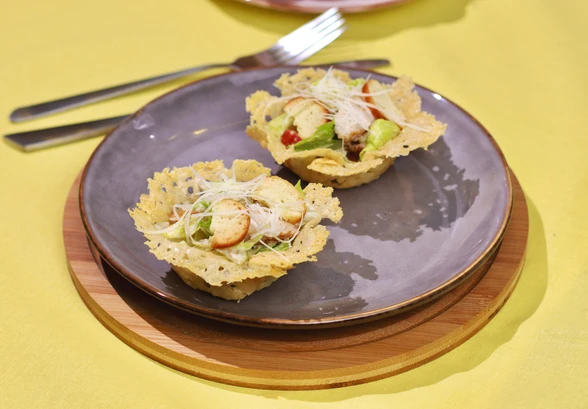 Рецепт «Салат цезарь в&nbsp;корзинках из&nbsp;пармезана»