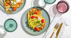 Кабачковые вафли с&nbsp;авокадо и&nbsp;творожным сыром