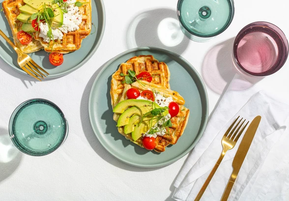 Рецепт «Кабачковые вафли с&nbsp;авокадо и&nbsp;творожным сыром»