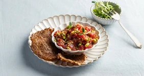 Тартар из&nbsp;тунца с&nbsp;авокадо и&nbsp;гречневыми чипсами