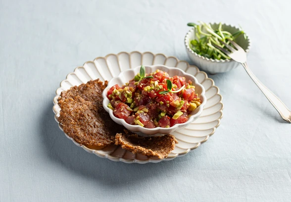 Рецепт «Тартар из&nbsp;тунца с&nbsp;авокадо и&nbsp;гречневыми чипсами»