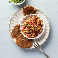 Тартар из&nbsp;тунца с&nbsp;авокадо и&nbsp;гречневыми чипсами