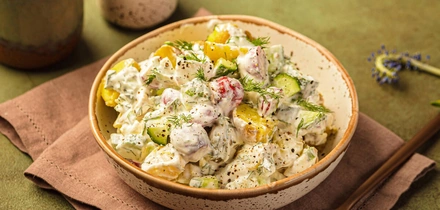 Простые и&nbsp;быстрые: рецепты дачных салатов с&nbsp;сочными овощами и&nbsp;зеленью