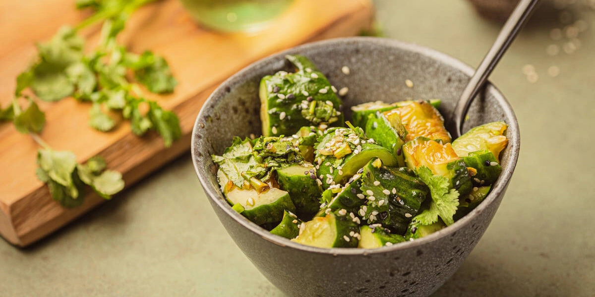 Простые и&nbsp;быстрые: рецепты дачных салатов с&nbsp;сочными овощами и&nbsp;зеленью